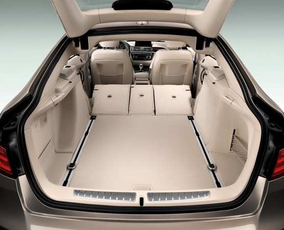 D’un volume de 520 litres, il dépasse même de 25 litres celui de la BMW Série 3 Touring. D’un volume de 520 litres, il dépasse même de 25 litres celui de la BMW Série 3 Touring.