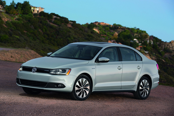 Der Jetta Hybrid ist ab April im Handel. Der Jetta Hybrid ist ab April im Handel.