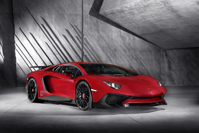 At the heart of Aventador SV is the powerful engine 6.5 liter V12 with 750hp At the heart of Aventador SV is the powerful engine 6.5 liter V12 with 750hp
