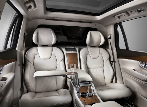 A Volvo substituiu os sete lugares do XC90 de série por dois grandes bancos traseiros individuais A Volvo substituiu os sete lugares do XC90 de série por dois grandes bancos traseiros individuais