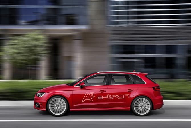 O protótipo híbrido conta com uma potência combinada de 204cv e 350Nm de binário O protótipo híbrido conta com uma potência combinada de 204cv e 350Nm de binário