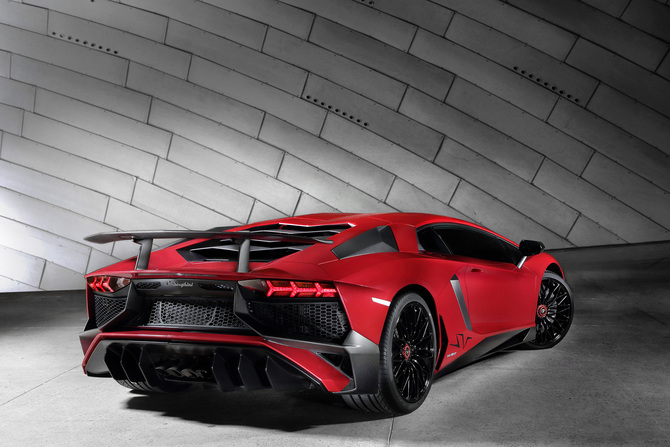 The output increase and weight reduction allows an acceleration from 0 to 100km/h in 2.8 seconds and a top speed of 350km/h The output increase and weight reduction allows an acceleration from 0 to 100km/h in 2.8 seconds and a top speed of 350km/h