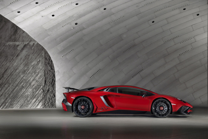 The main design novelty is the large rear wing that can be manually adjusted in three different positions The main design novelty is the large rear wing that can be manually adjusted in three different positions
