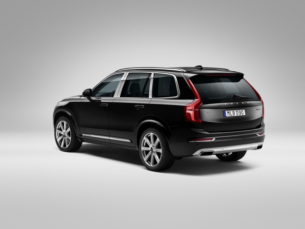 O XC90 Excellence pode ser reconhecido através de pequenos detalhes de estilo, incluindo elementos cromados nos pilares B e C O XC90 Excellence pode ser reconhecido através de pequenos detalhes de estilo, incluindo elementos cromados nos pilares B e C