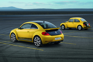 O carro recebe uma carroçaria exclusiva com pára-choques R-Line pintados em preto e amarelo