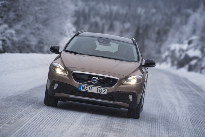 Volvo V40 D4 Momentum CC Cross Country Volvo V40 D4 Momentum CC Cross Country