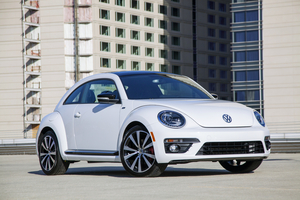 O Beetle Convertible R-Line estará à venda no verão
