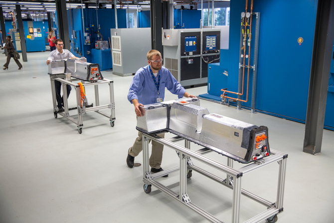 O laboratório testa as baterias da GM e é responsável pelo desenvolvimento da próxima geração de baterias O laboratório testa as baterias da GM e é responsável pelo desenvolvimento da próxima geração de baterias