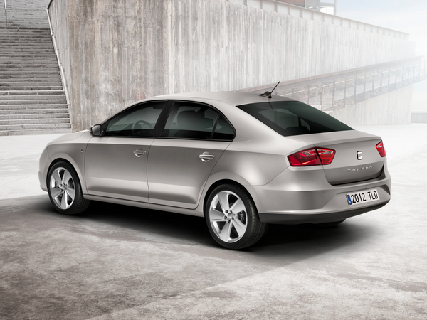 A traseira é um notchback que tem uma inclinação semelhante à de um hatchback mas que se parece com um sedan A traseira é um notchback que tem uma inclinação semelhante à de um hatchback mas que se parece com um sedan