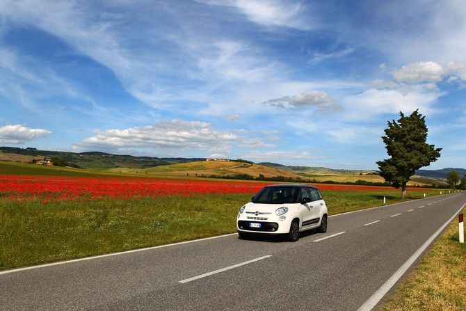 Oferece espaço para cinco passageiros Oferece espaço para cinco passageiros