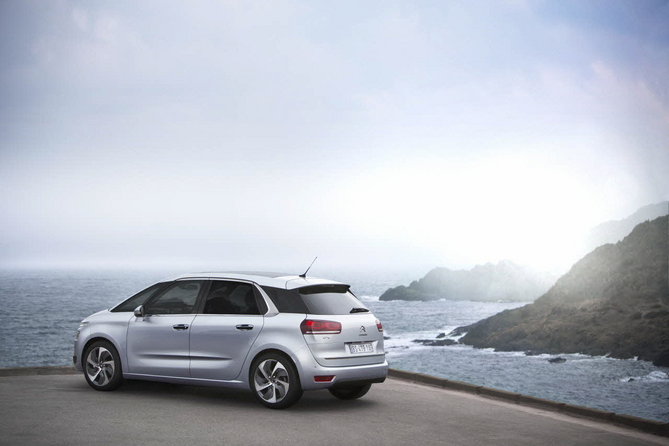 Le nouveau Citroën C4 Picasso est le premier monospace compact équipé de motorisations thermiques Le nouveau Citroën C4 Picasso est le premier monospace compact équipé de motorisations thermiques