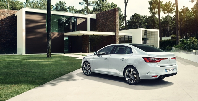The panoramic roof that connects the windshield and rear glass gives an extra elegance to the Grand Coupé The panoramic roof that connects the windshield and rear glass gives an extra elegance to the Grand Coupé