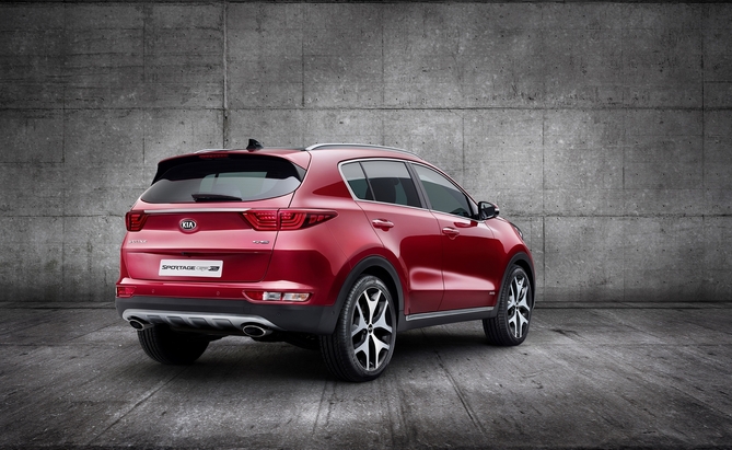 Despite maintaining a traditional SUV image, the new Sportage has a slightly more raked profile Despite maintaining a traditional SUV image, the new Sportage has a slightly more raked profile