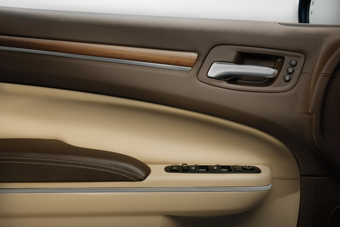 Chrysler's New Flagship: the 300 Luxury Series Sedan Chrysler's New Flagship: the 300 Luxury Series Sedan