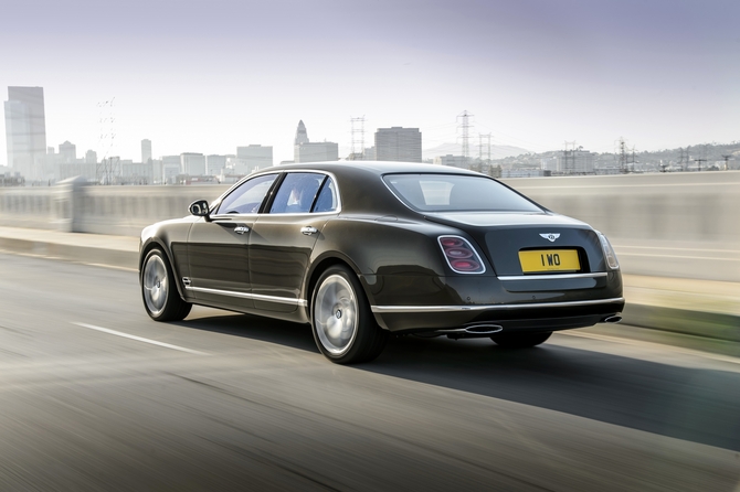 New Mulsanne Speed complies to the EU6 emissions standards with 342g/km of CO2 and an average fuel consumption of 14,6l/100km New Mulsanne Speed complies to the EU6 emissions standards with 342g/km of CO2 and an average fuel consumption of 14,6l/100km