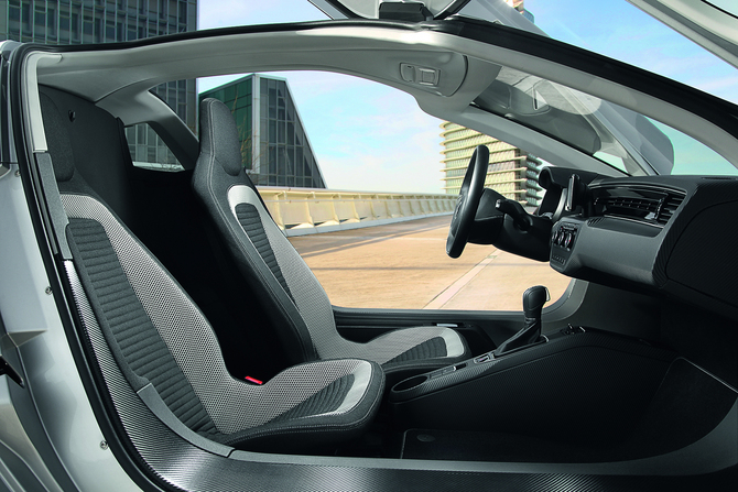 O carro sobrepõe a eficiência a qualquer outra característica O carro sobrepõe a eficiência a qualquer outra característica