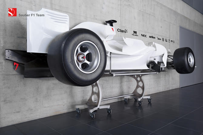 Metade do carro está agora em exposição na sede da marca Metade do carro está agora em exposição na sede da marca