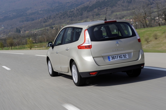Renault Scénic III 1.5 dCi 110hp FAP ECO2 AT EDC Luxe Renault Scénic III 1.5 dCi 110hp FAP ECO2 AT EDC Luxe