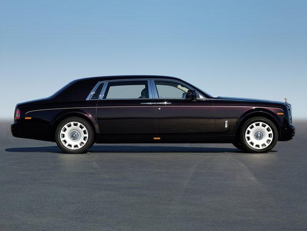 É baseado no Series II Phantom o sistema de media, transmissão de oito velocidades e o motor de injeção direta melhorados É baseado no Series II Phantom o sistema de media, transmissão de oito velocidades e o motor de injeção direta melhorados