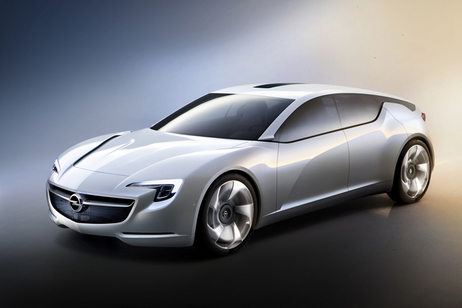 Das Konzept hat ein insgesamt dynamischeres Styling als der aktuelle Insignia. Das Konzept hat ein insgesamt dynamischeres Styling als der aktuelle Insignia.