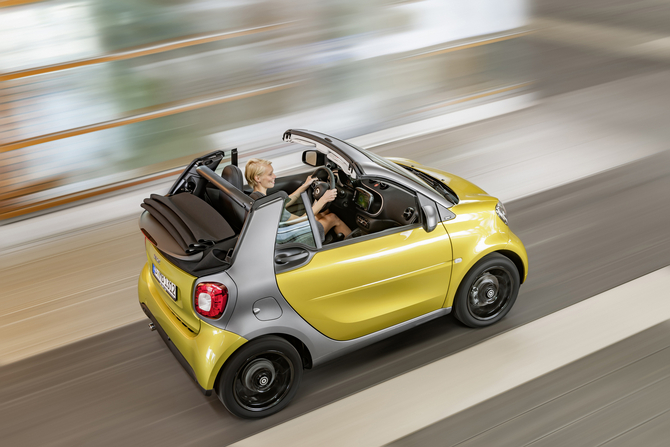 In terms of design the new fortwo cabrio adopts the same FUN.ctional image displayed on the fortwo coupé and forfour In terms of design the new fortwo cabrio adopts the same FUN.ctional image displayed on the fortwo coupé and forfour