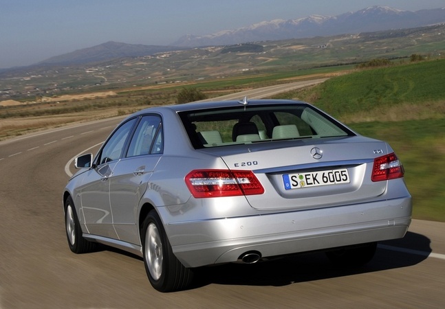 Mercedes-Benz E 200 CGI BlueEFFICIENCY Mercedes-Benz E 200 CGI BlueEFFICIENCY