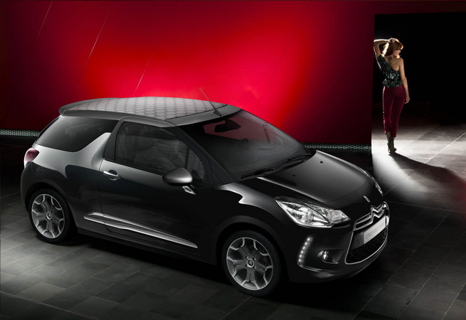 Outros detalhes que diferenciam o DS3 Cabrio de outros descapotáveis encontram-se no teto de abrir, acústica, espaço e aerodinâmica Outros detalhes que diferenciam o DS3 Cabrio de outros descapotáveis encontram-se no teto de abrir, acústica, espaço e aerodinâmica