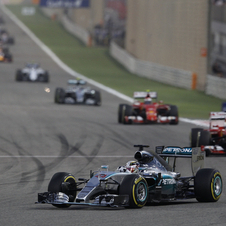 Kimi Raikkonen, Nico Rosberg e Valteri Bottas numa acesa batalha pelos dois restantes lugares do pódio