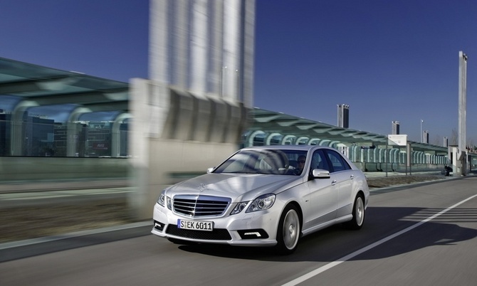 Mercedes-Benz E 220 CDI BlueEFFICIENCY Mercedes-Benz E 220 CDI BlueEFFICIENCY