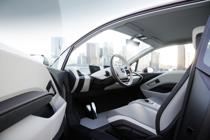 o interior do i3 Concept Coupé apresenta um tablier simples que alberga um painel de instrumentos digital integrado o interior do i3 Concept Coupé apresenta um tablier simples que alberga um painel de instrumentos digital integrado