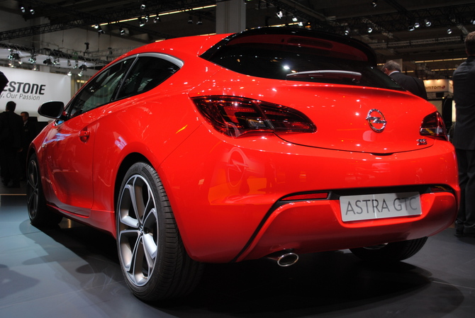 Opel Astra GTC 1.6 Turbo Innovation Opel Astra GTC 1.6 Turbo Innovation