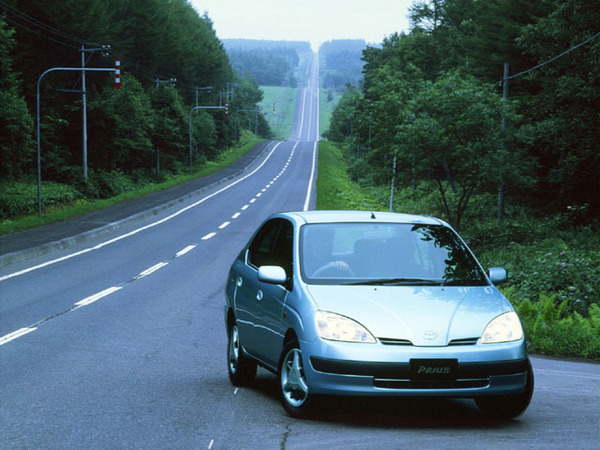 O carro parecia um pequeno e barato sedan japonês O carro parecia um pequeno e barato sedan japonês
