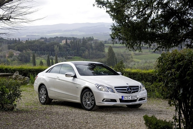 Mercedes-Benz E 350 CGI BlueEFFICIENCY Coupé Mercedes-Benz E 350 CGI BlueEFFICIENCY Coupé