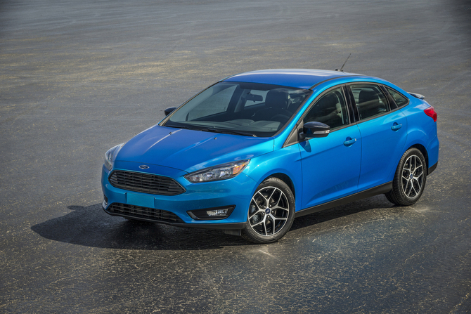 A versão renovada do veículo de quatro portas acompanha o design da versão hatchback e recebe uma nova frente dominada pela grelha trapezoidal A versão renovada do veículo de quatro portas acompanha o design da versão hatchback e recebe uma nova frente dominada pela grelha trapezoidal