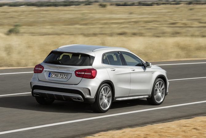 Carro recebe um kit de carroçaria AMG exclusivo Carro recebe um kit de carroçaria AMG exclusivo