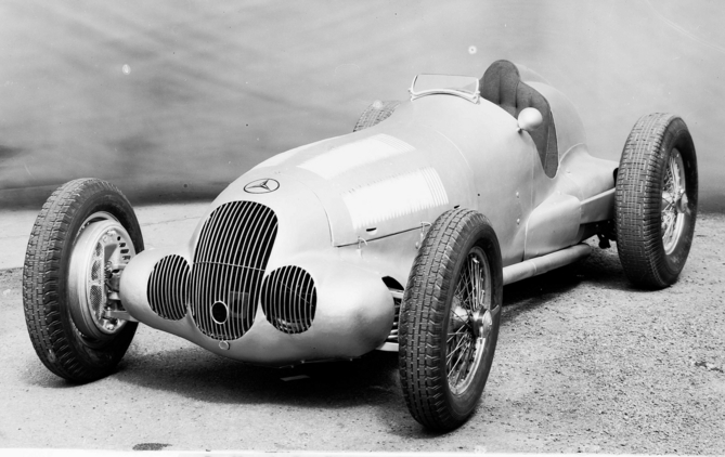 O carro foi conduzido por Rudolf Caracciola no Campeonato de 1937 O carro foi conduzido por Rudolf Caracciola no Campeonato de 1937