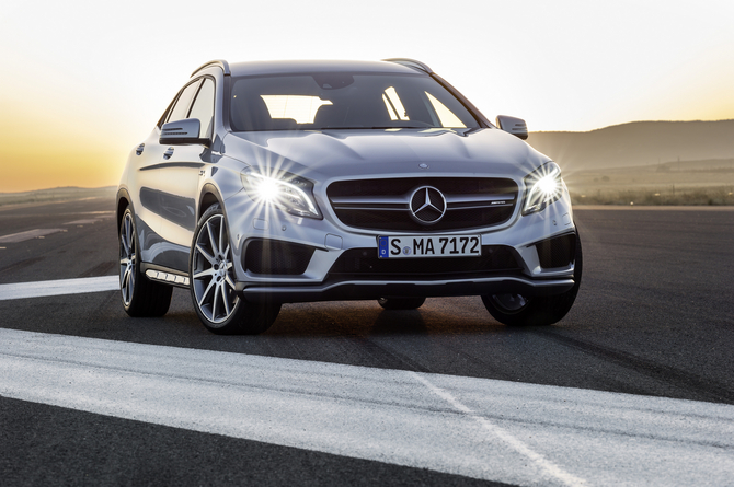 The front has standard bi-xenon headlights The front has standard bi-xenon headlights