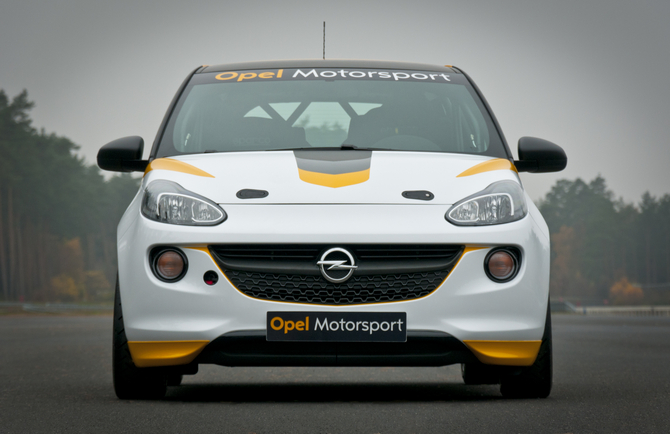 – in Form eines international ausgerichteten Rallyeprogramms mit dem neuen Adam - – in Form eines international ausgerichteten Rallyeprogramms mit dem neuen Adam -