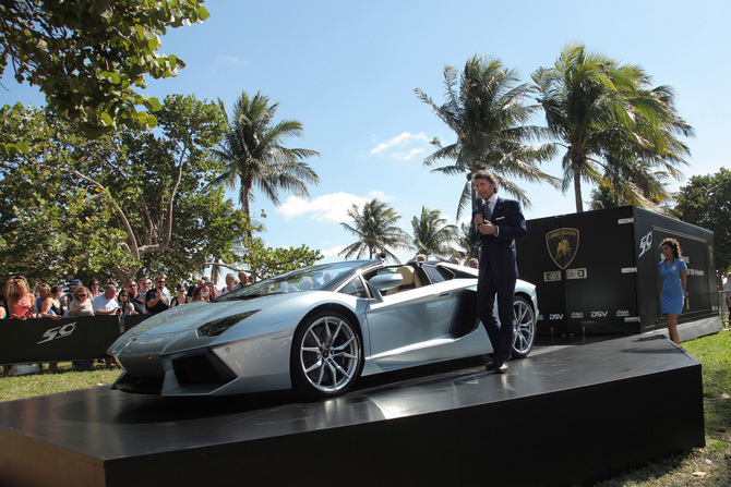 O CEO Stephan Winkelmann esteve presente no lançamento norte-americano do Aventador Roadster O CEO Stephan Winkelmann esteve presente no lançamento norte-americano do Aventador Roadster