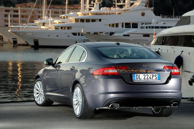 Jaguar XF 5.0L V8 Jaguar XF 5.0L V8