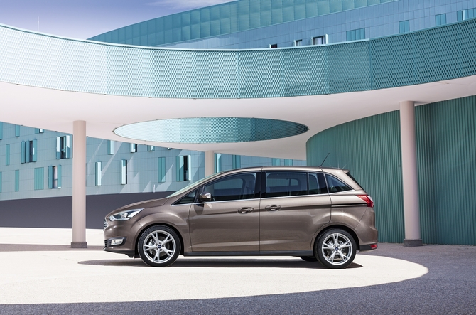 The C-Max receives a new trapezoidal grille, new headlights and bonnet The C-Max receives a new trapezoidal grille, new headlights and bonnet
