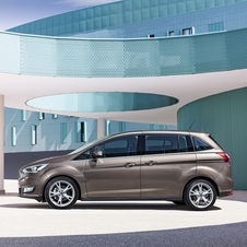 O C-Max recebe uma nova grelha trapezoidal, novos faróis e capot