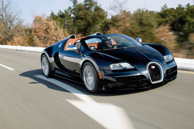The car has larger air intakes for the extra power The car has larger air intakes for the extra power