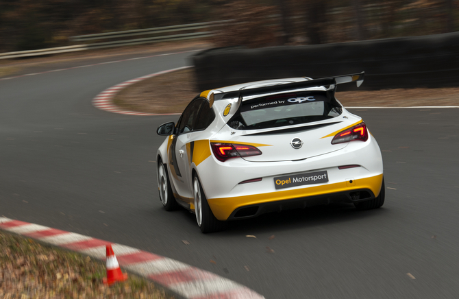 Opel regressa à competição com Adam e Astra OPC Opel regressa à competição com Adam e Astra OPC