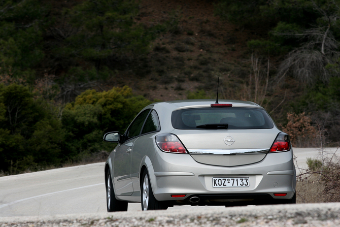 Opel Astra GTC 1.7 CDTI 110cv ecoFLEX Opel Astra GTC 1.7 CDTI 110cv ecoFLEX