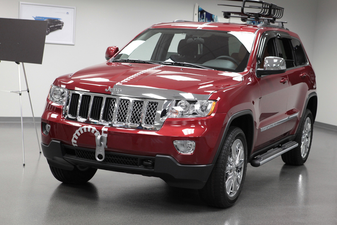 The Grand Cherokee Half and Half shows the car stock and modified The Grand Cherokee Half and Half shows the car stock and modified