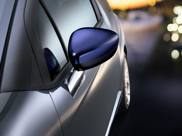 Ultra personnalisable : toit, caisse, coques de rétroviseur, roues sont autant de zones extérieures personnalisables. Ultra personnalisable : toit, caisse, coques de rétroviseur, roues sont autant de zones extérieures personnalisables.