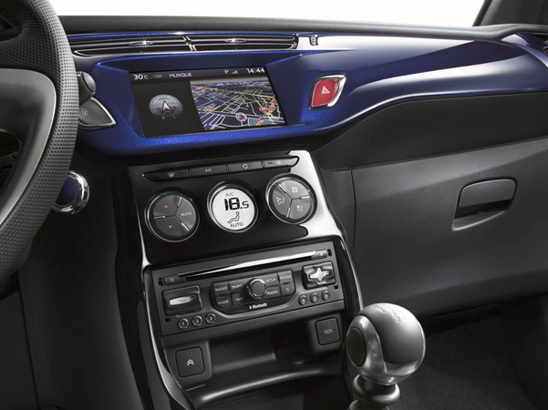 L’architecture de la DS3 Cabrio a su préserver ces éléments de style en traitant la toile comme une nouvelle forme de personnalisation L’architecture de la DS3 Cabrio a su préserver ces éléments de style en traitant la toile comme une nouvelle forme de personnalisation