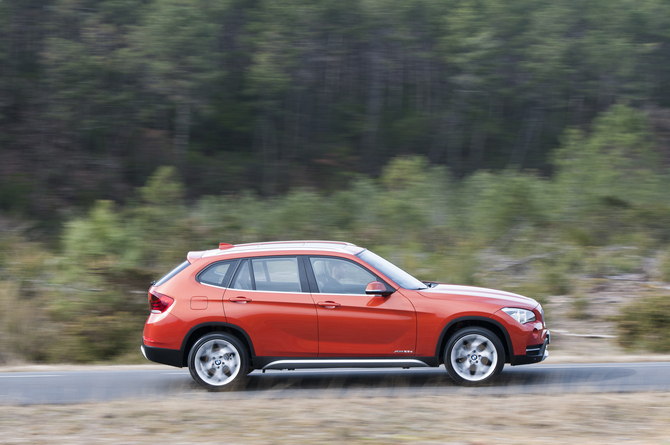 BMW X1 sDrive20i AT BMW X1 sDrive20i AT