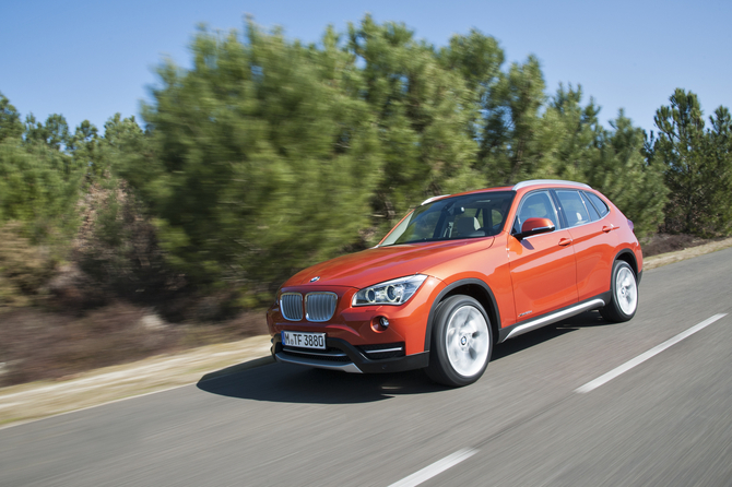 BMW X1 sDrive20i AT BMW X1 sDrive20i AT